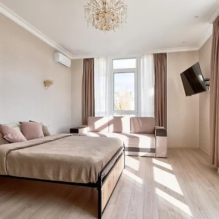 Novy Dom: Spacious Two-bedroom Near Olimpiiskaya Metro Apartment Kyiv