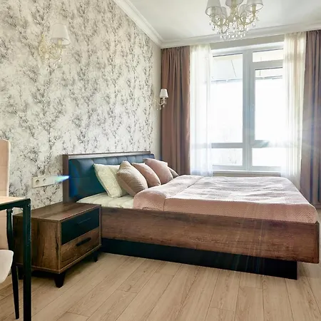 Novy Dom: Spacious Two-bedroom Near Olimpiiskaya Metro *