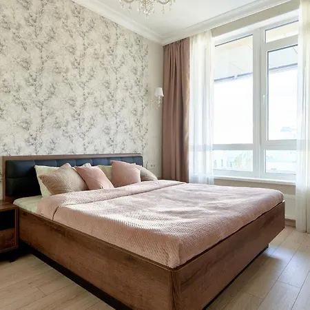 Novy Dom: Spacious Two-bedroom Near Olimpiiskaya Metro *